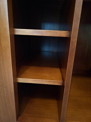 Escritorio de madera con cajón y estantes