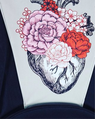 Mochila Negra Corazón Flores Bolsillos