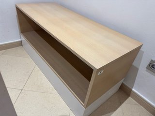 Zapatero o mesa auxiliar beige y blanco