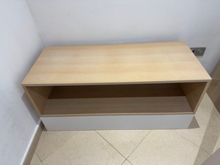 Zapatero o mesa auxiliar beige y blanco