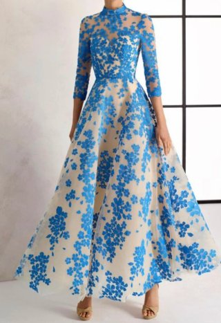 Vestido largo floral azul y beige,