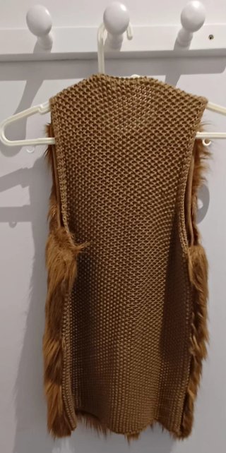 Chaleco pelo Stradivarius marrón
