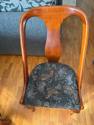 Sillas antiguas de madera y tela