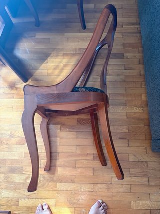 Sillas antiguas de madera y tela