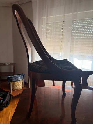 Sillas antiguas de madera y tela
