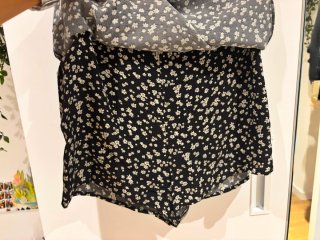 Minifalda floral negra y blanca