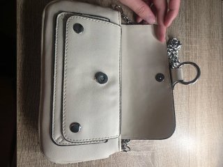Bolso blanco con cadena plateada