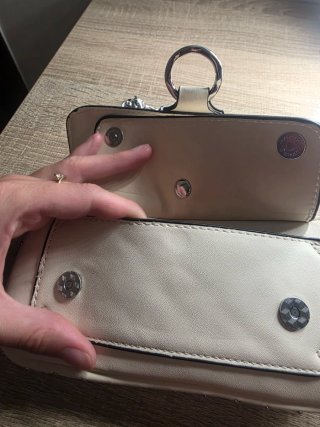 Bolso blanco con cadena plateada