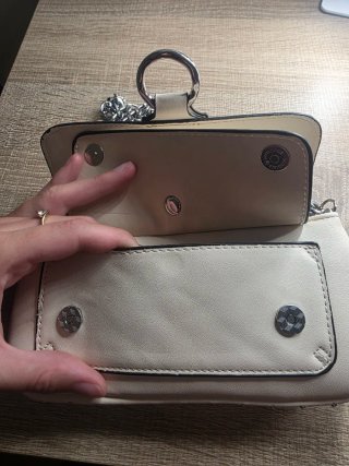 Bolso blanco con cadena plateada