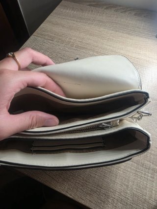 Bolso blanco con cadena plateada