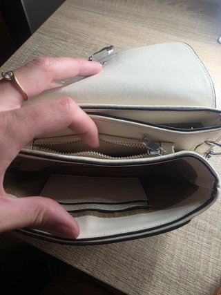 Bolso blanco con cadena plateada