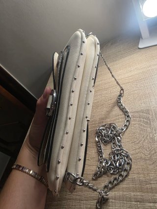 Bolso blanco con cadena plateada