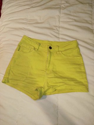 Pantalón corto Shein amarillo