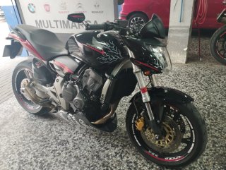 Honda Hornet Naked Negra y Roja