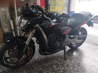 Honda Hornet Naked Negra y Roja