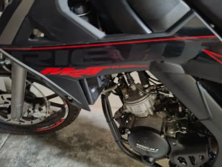 Moto Rieju Supermotard Negra y Roja