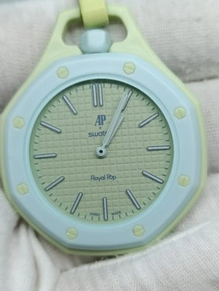 Swatch Royal Pop - Reloj de Bolsillo Azul y Amaril