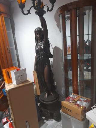 Lámpara figura mujer con tulipas