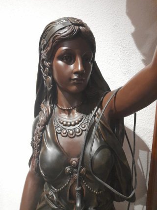Lámpara figura mujer con tulipas