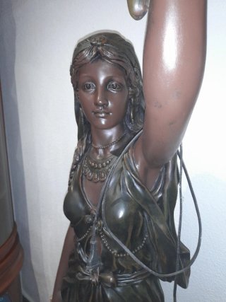Lámpara figura mujer con tulipas