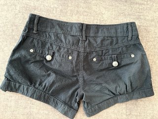 Shorts de rayas grises.