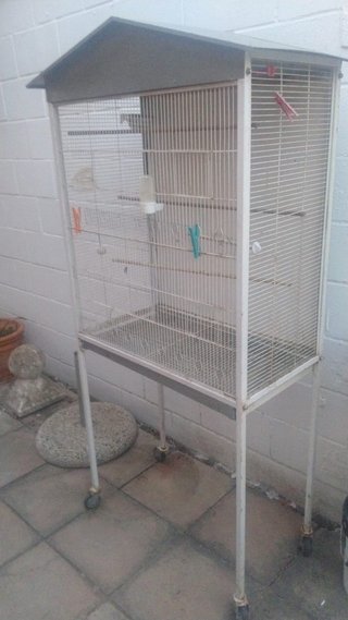 Jaula grande para pájaros con ruedas