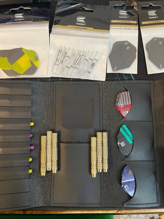 Accesorios para dardos: funda, plumas y puntas