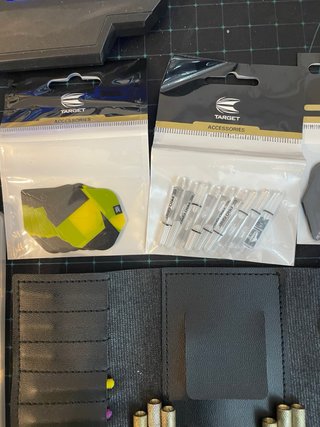 Accesorios para dardos: funda, plumas y puntas