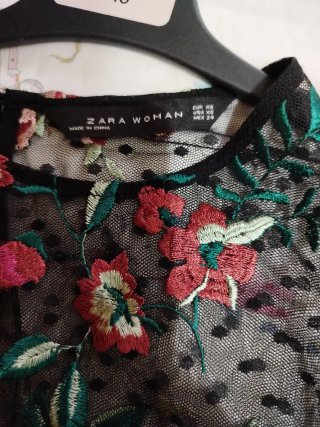 Blusa Zara bordada transparente negra