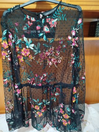 Blusa Zara bordada transparente negra