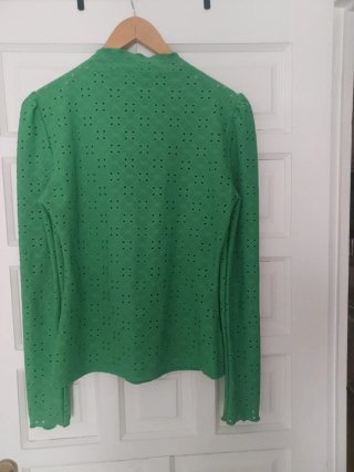 Blusa verde bordada talla M