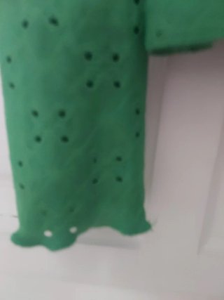 Blusa verde bordada talla M