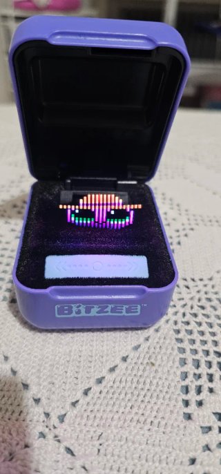 Bitzee Morado Pixelado