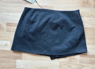 Falda mini Zara azul con raya diplomática