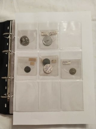 Álbum de 100 monedas  antiguas de varios países.