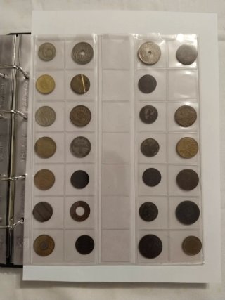 Álbum de 100 monedas  antiguas de varios países.