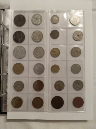Álbum de 100 monedas  antiguas de varios países.