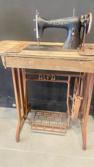Máquina de coser ALFA antigua