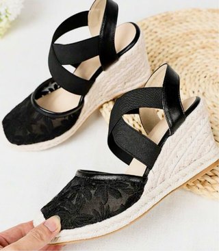 Sandalias cuña bordadas negras