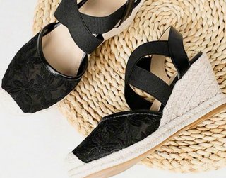 Sandalias cuña bordadas negras