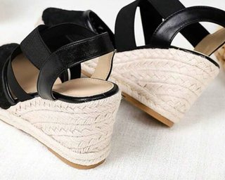Sandalias cuña bordadas negras