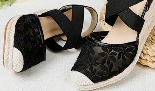 Sandalias cuña bordadas negras