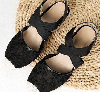Sandalias cuña bordadas negras