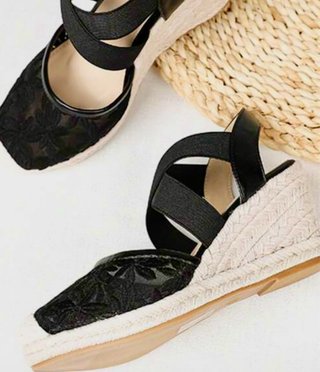 Sandalias cuña bordadas negras