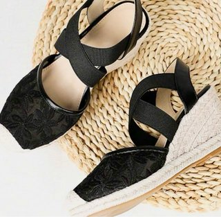 Sandalias cuña bordadas negras
