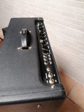 Amplificador Negro y Plateado