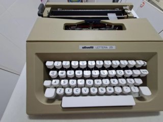 Máquina de escribir Olivetti Lettera 25