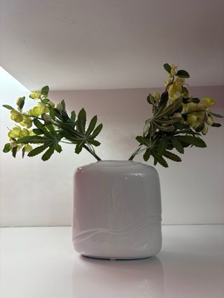 Jarrón blanco cerámica con flores artificiales
