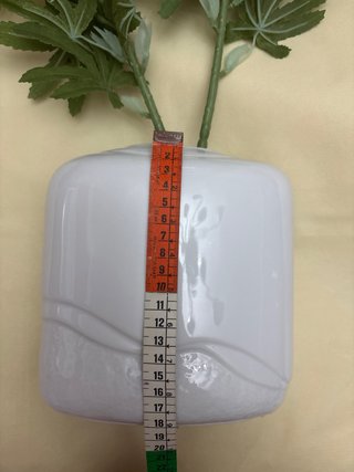 Jarrón blanco cerámica con flores artificiales