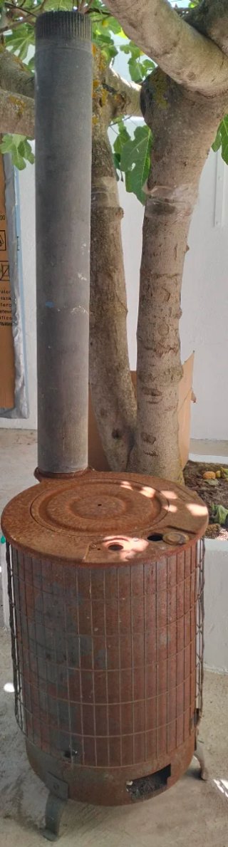 Chimenea de leña de hierro usada
